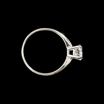 RING med briljantslipad diamant, 1.01 ct. Kvalitet  F/VVS1. enligt HRD certifikat.
