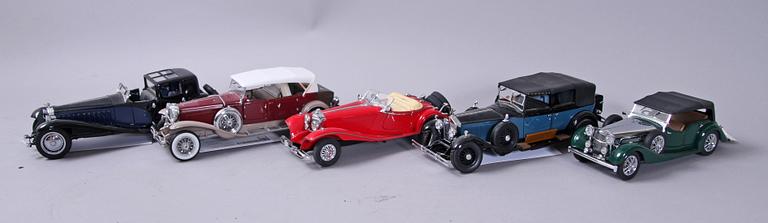 MODELLBILAR, 12+3, Franklin Mint mm, 2 vägghyllor samt dokumentation medföljer.