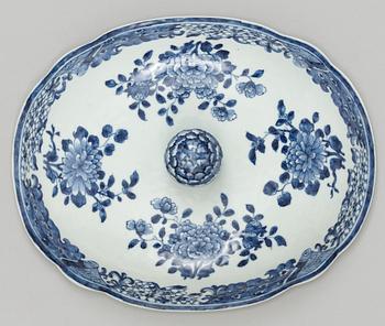 A blue and white tureen and cover, Qing dynasty, Qianlong. (1736-95).