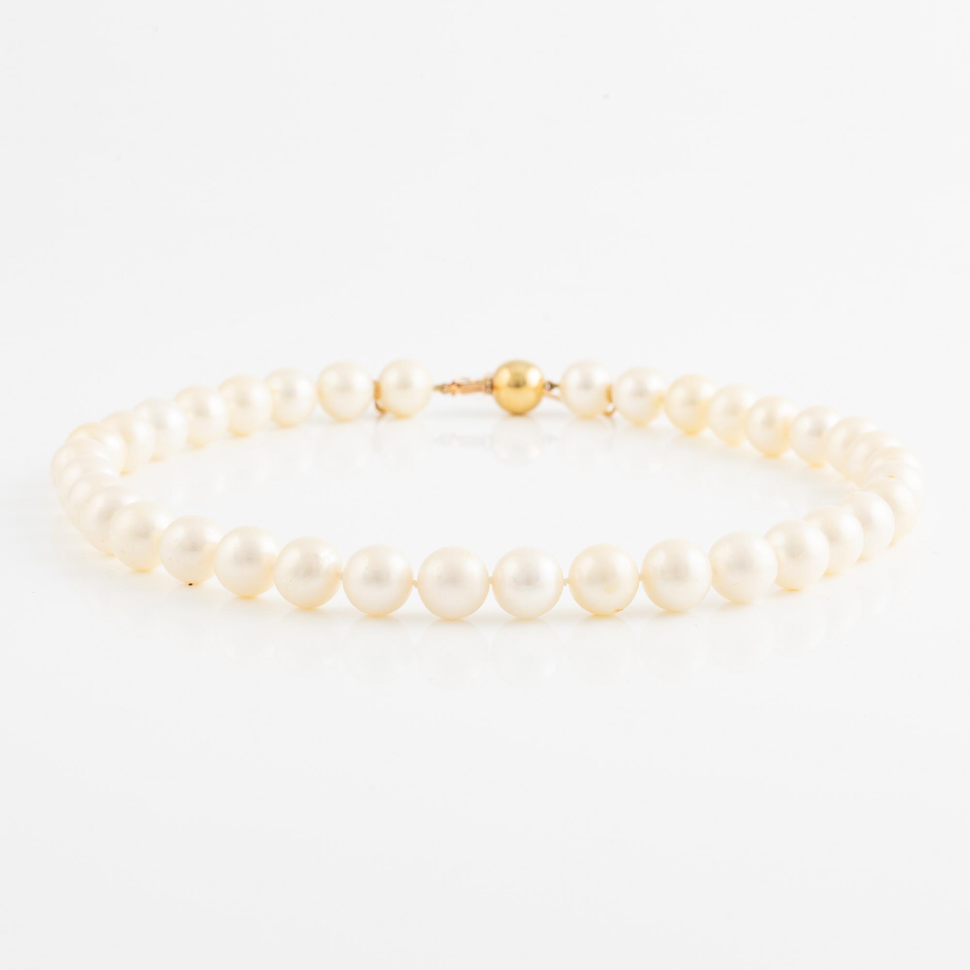 Necklace, cultured freshwater pearls, clasp 14K gold.