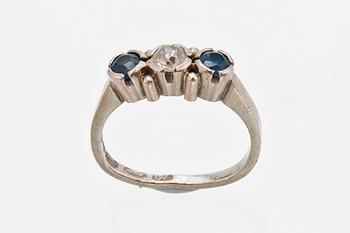 A DIAMOND / SAPPHIRE RING.