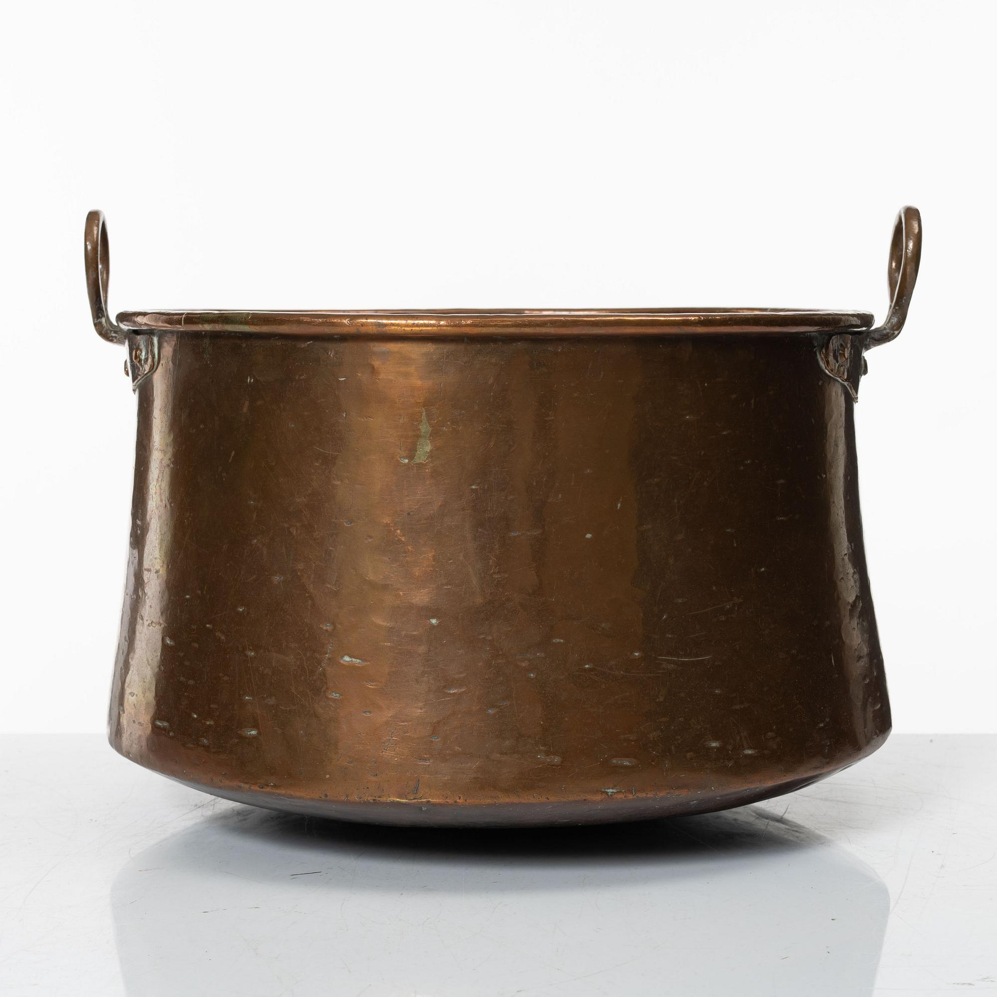 A set of three Swedish copper cauldrons, 18th / early 19th century.