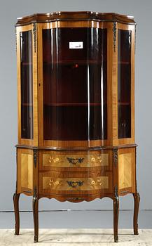 VITRINSKÅP, Louis XV-stil, 1900-tal.