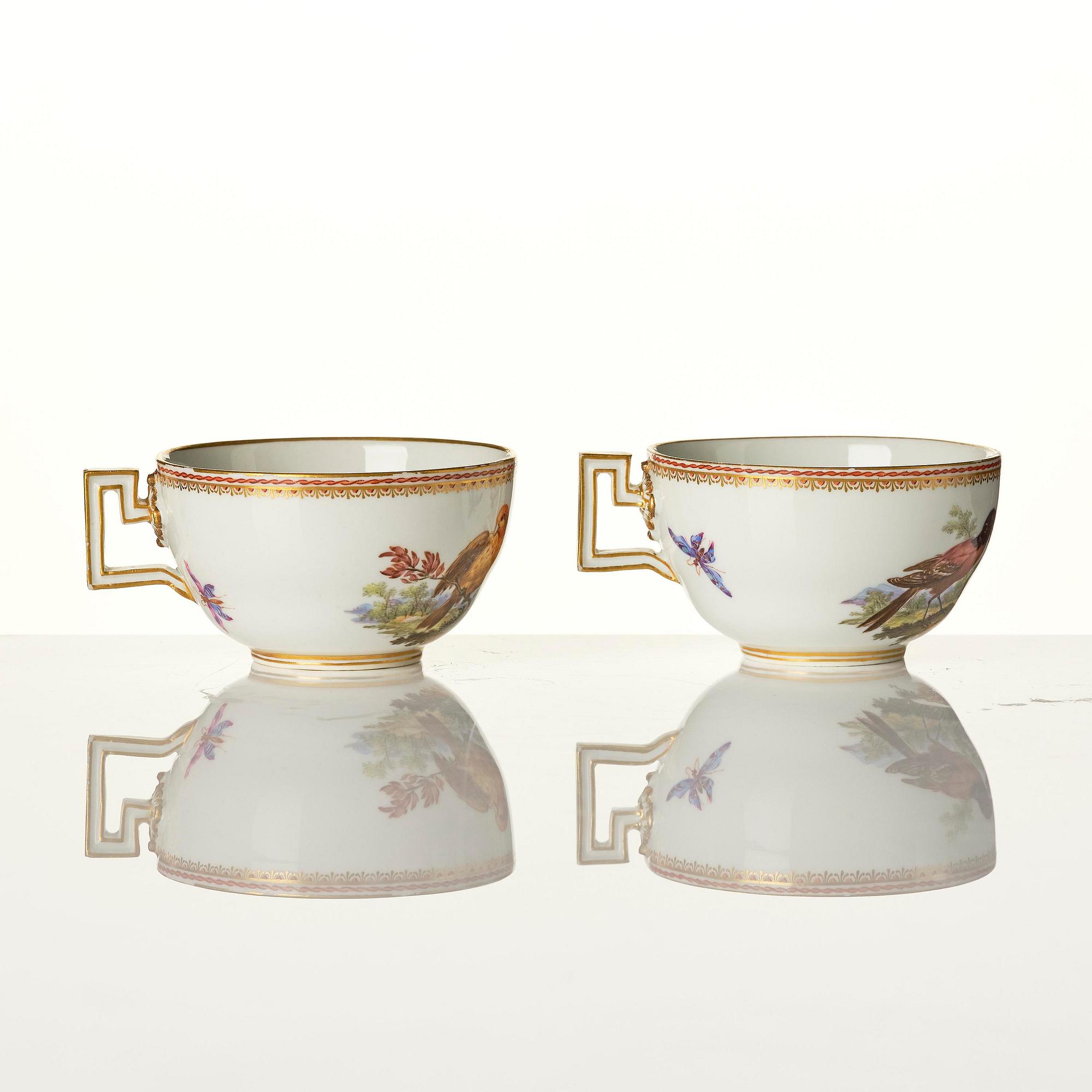 A pair of ornitological Meissen cups with saucers, period of Marcolini (1774-1814).