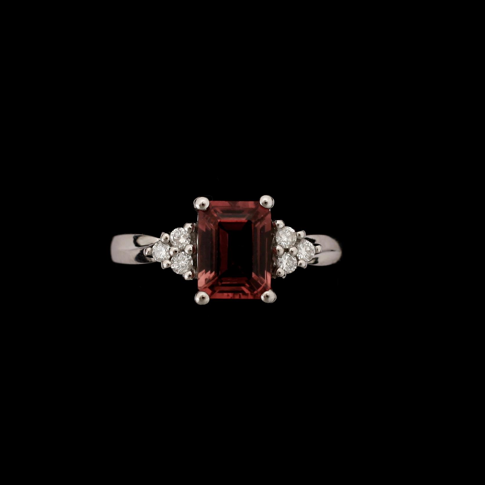 RING, 14k vitguld med rektangulär fasettslipad rosa turmalin ca1,98ct och briljantslipade diamanter tot ca0,21ct.