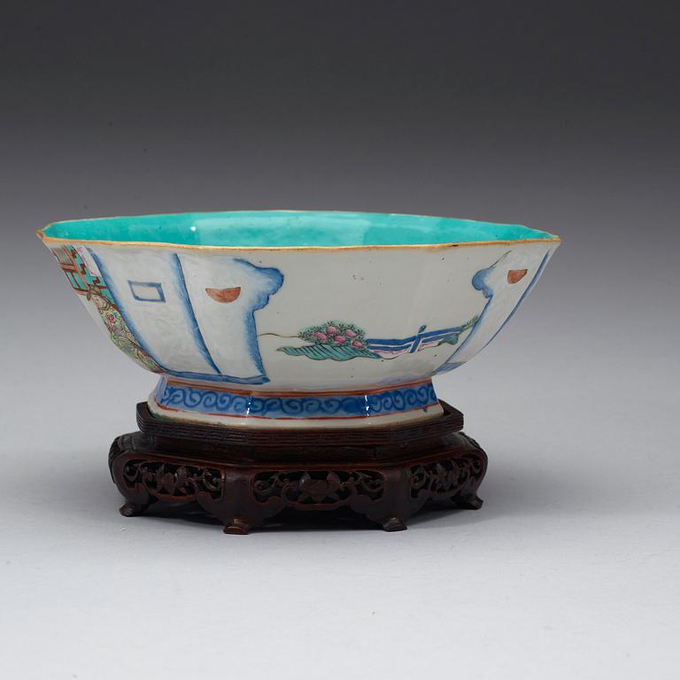 A famille rose figure scene bowl, late Qing dynasty 19th century. With sealmark in red.