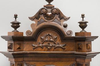 VÄGGUR, s k lodur, renässansstil, 1800-talets andra hälft.