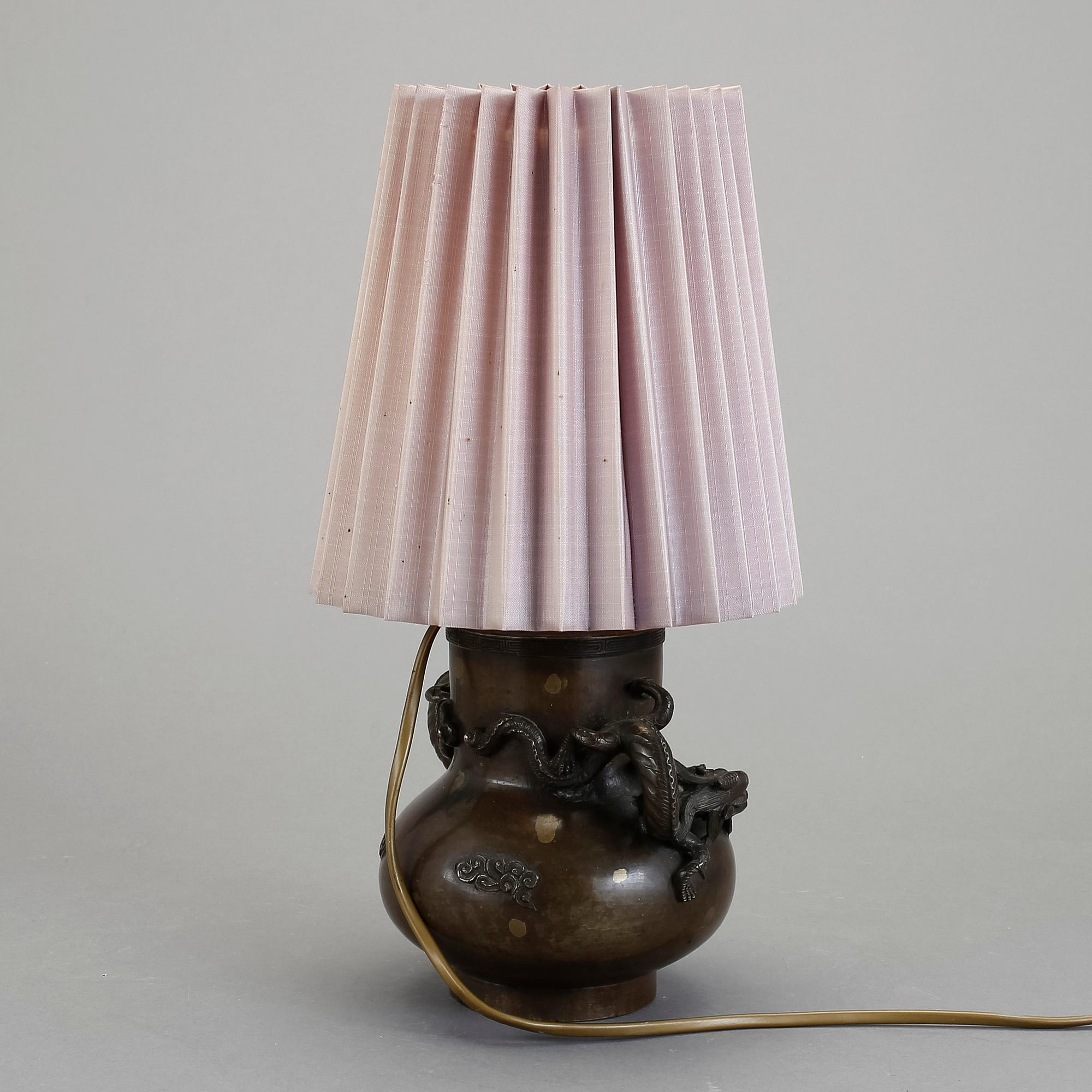 BORDSLAMPA OCH URNA, brons, Japan.