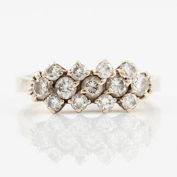 Ring 18K vitguld med briljantslipade diamanter.