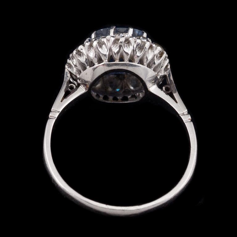 RING, platina, med gammalslipade diamanter tot ca 0,65 ct, och fasettslipad blå syntetisk spinell. Vikt ca 6 g.