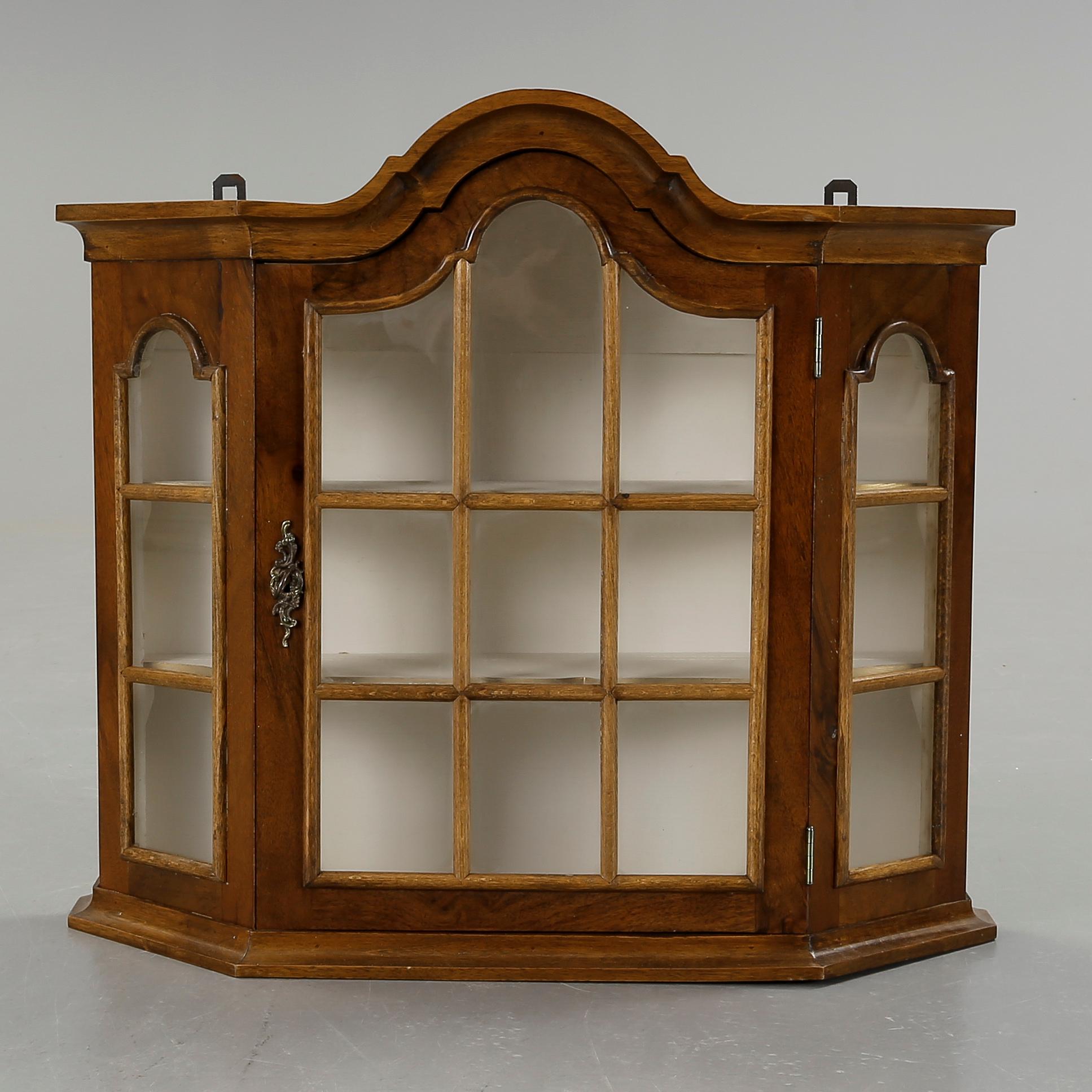 VÄGGMONTERSKÅP, rokokostil, kring sekelskiftet 1900.