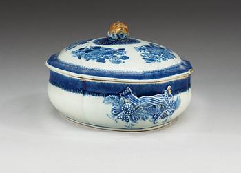A blue and white "Fitz Hugh" tureen with cover. Qing dynasty, Jiaqing (1796-1820).