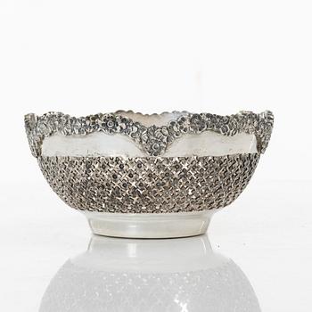 Skål på bricka, silver, Persien (Iran), 1900-tal.