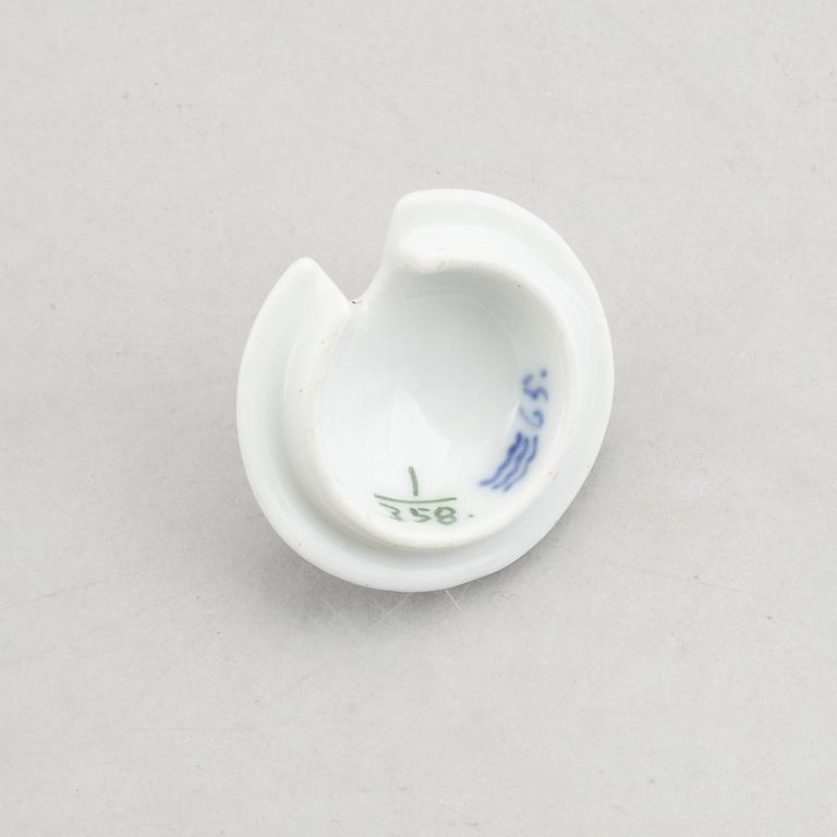Three small jugs/creamers, a pair of small vases and two salt cellars, "Blue Fluted"/"Musselmalet", Royal Copenhagen.
