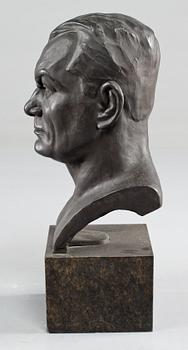 SKULPTUR, patinerad brons, monogramsignerad MR samt daterad 1931.
