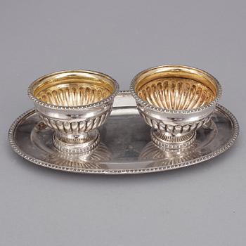 PARSKÅLAR på bricka, silver, Johan Petter Grönvall, Stockholm 1831. Vikt 397 gr.
