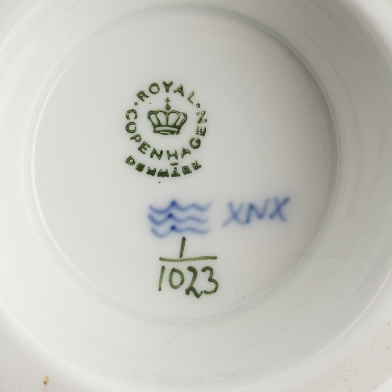 Servisdelar, 48 st, porslin, "Musselmalet", hel- och halvblonde, Royal Copenhagen, Danmark.