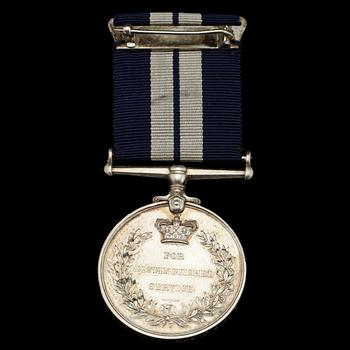 MEDALJ, silver, "For distinguished service", England, 1900-tal. Tot vikt 38 g.
