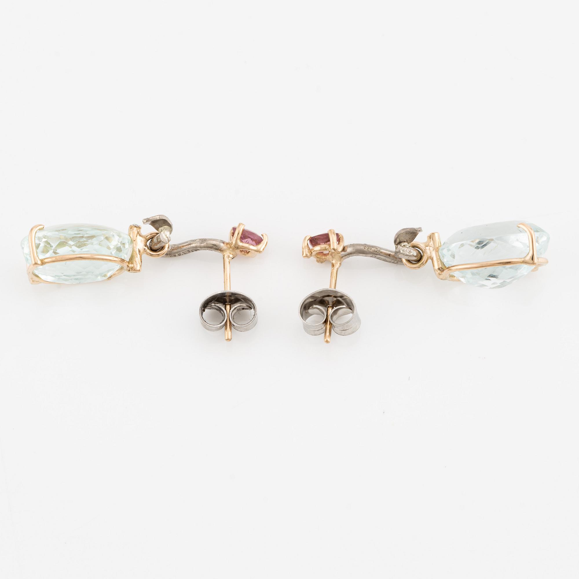Örhängen med akvamariner och briljantslipade diamanter.