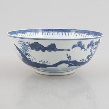 A blue and white bowl and a storage jar, Qing dynasty.
