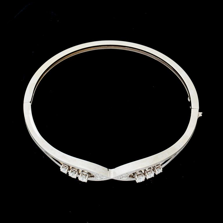 ARMRING, 18 k vitguld med briljantslipade diamanter ca 0,84 ct. Vikt ca 21 g.