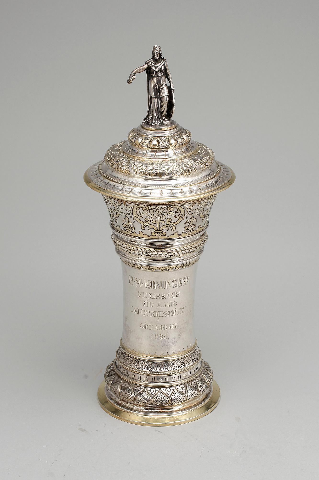 PRISPOKAL MED LOCK, silver, Möllenborg, Stockholm 1890. Totalvikt 625g.