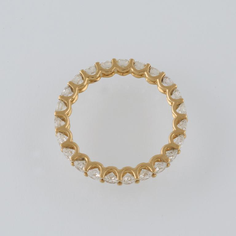 RING, 18K guld med 23 briljantslipade diamanter, 2.09 ct. Vikt 2,1 gram.