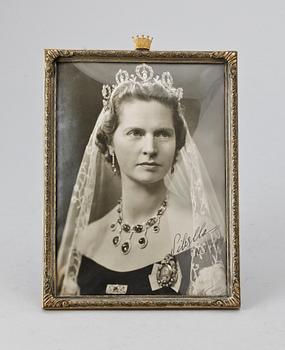 KUNGLIGT FOTOGRAFI, Hovfotograf Jaeger, Prinsessan Sibylla av Sverige, egenhändigt sign o dat 1945.