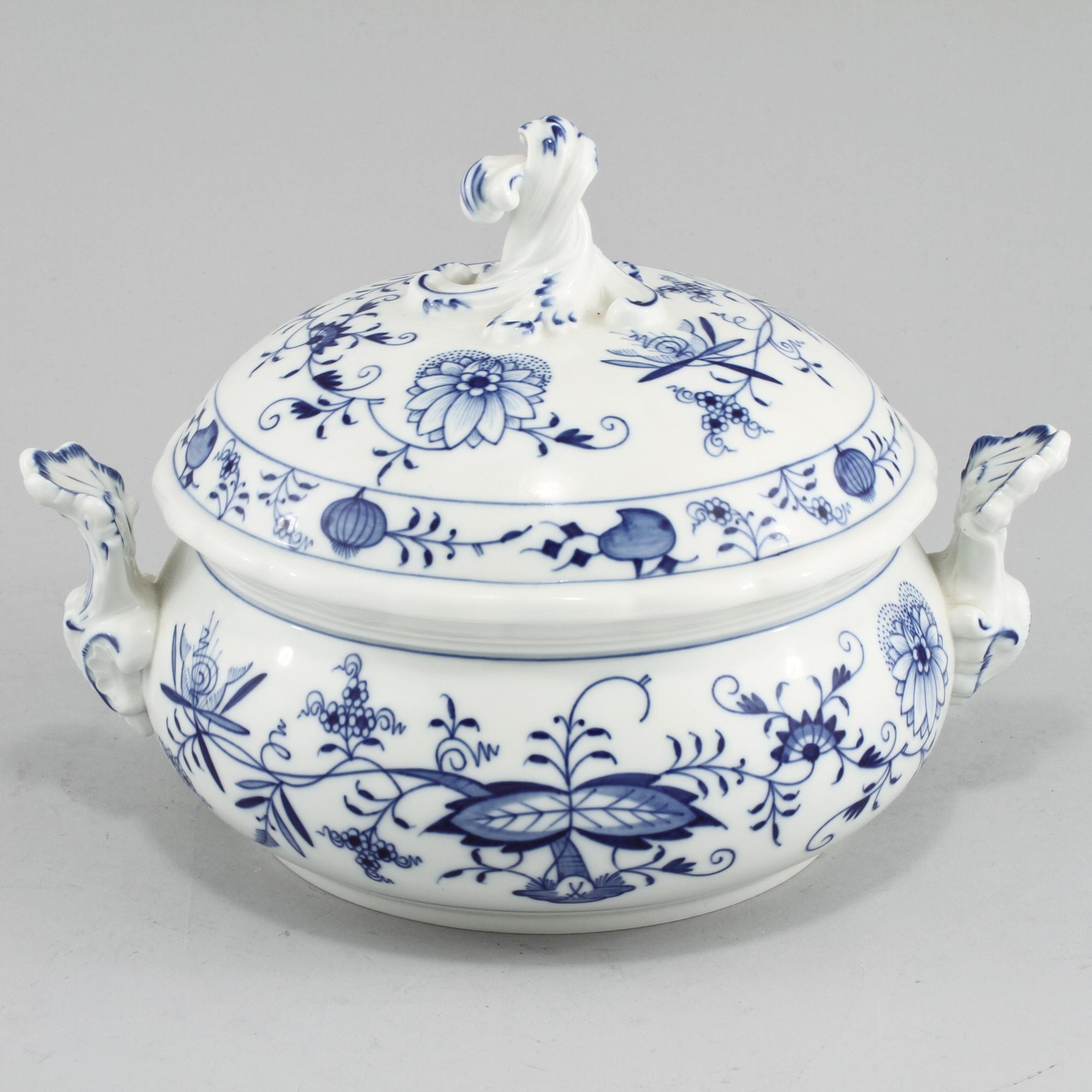 TERRIN, porslin, "Lökmönstret", Meissen, 1900-talets första hälft.