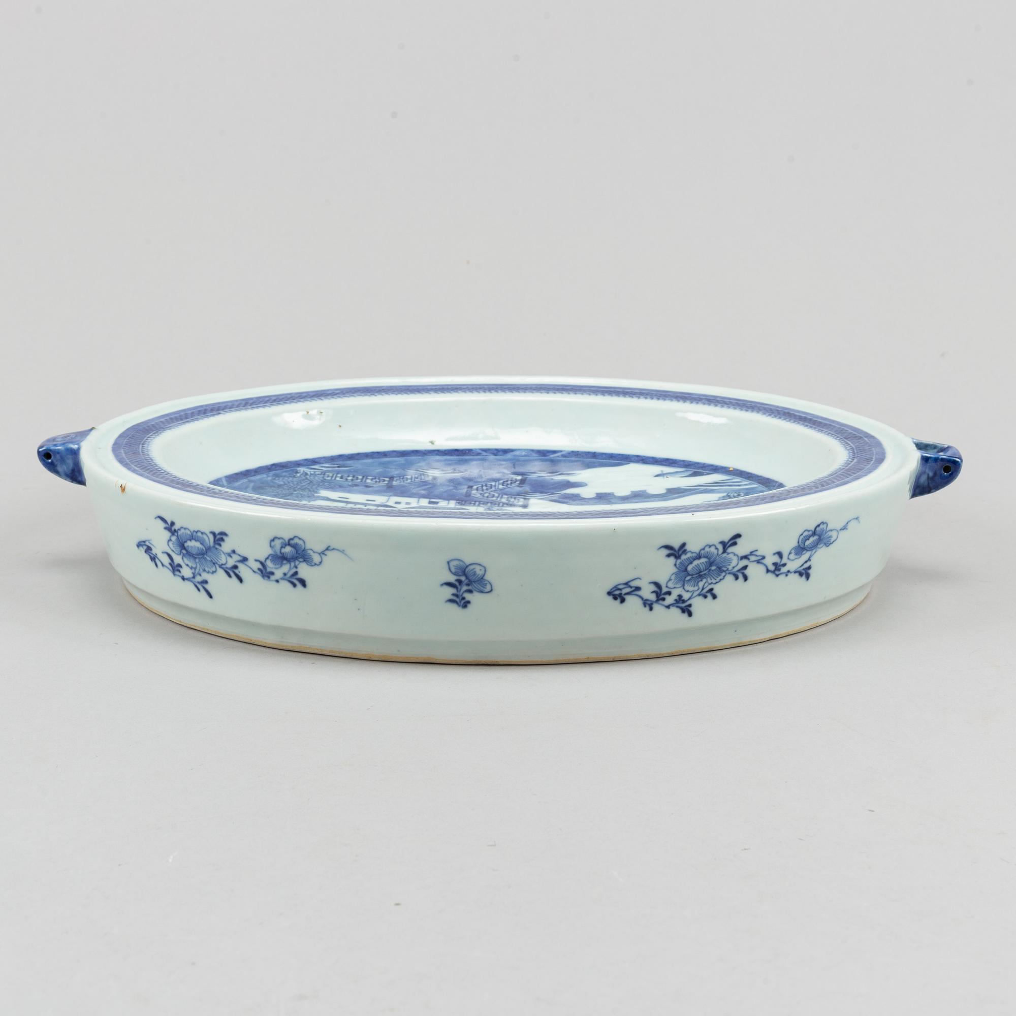 A blue and white hot water dish, Qing dynasty, 19th century.