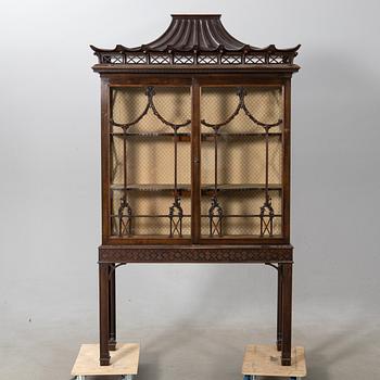 Vitrinskåp Chippendale-stil 1900-talets första hälft.