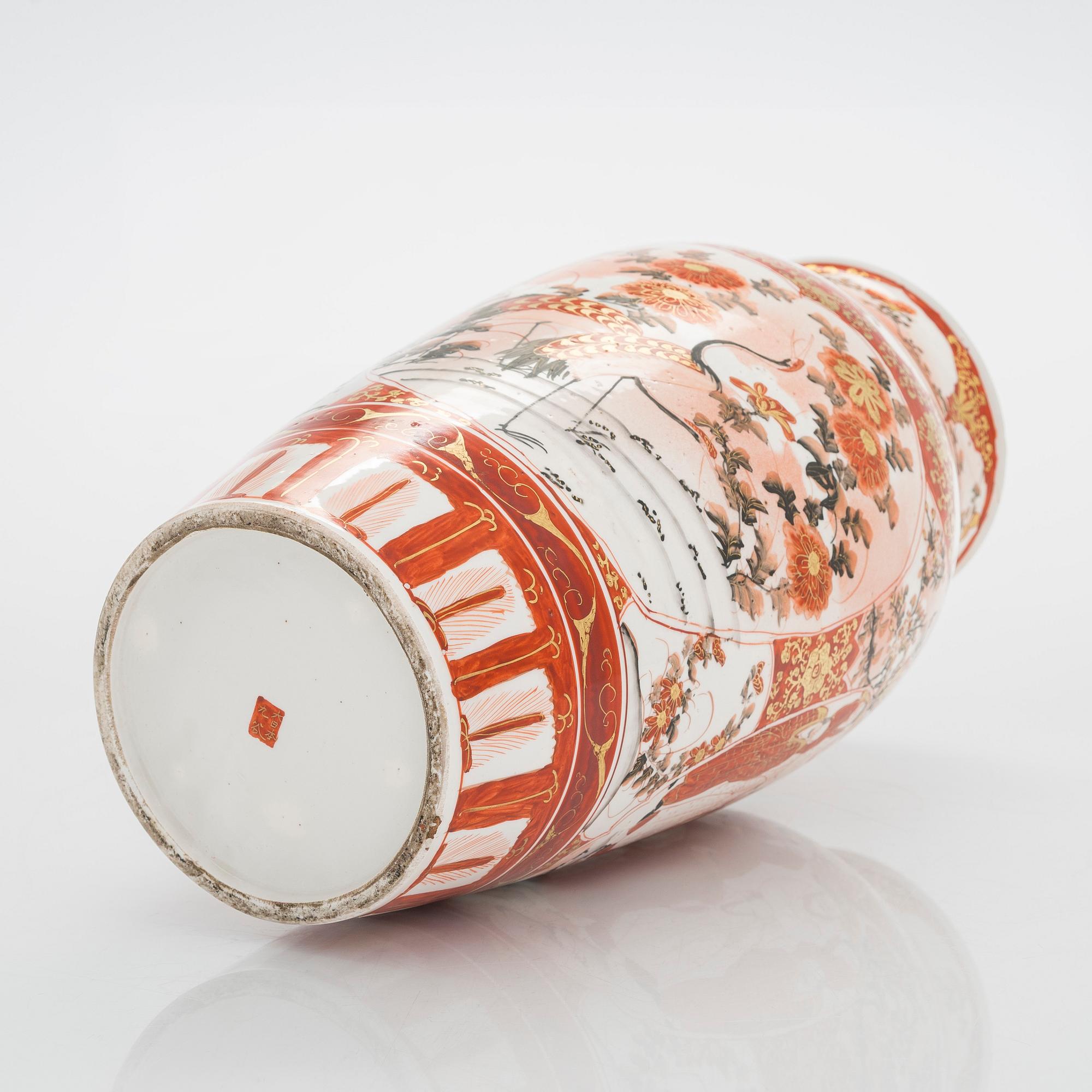 A Japanese porcelain vase from the Meiji period (1868-1912) .