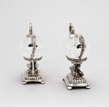 KONFEKTSKÅLAR, ett par snarlika, silver, glas, senempire, Johan Daniel Blomsterwall, Göteborg 1837 resp 1845.