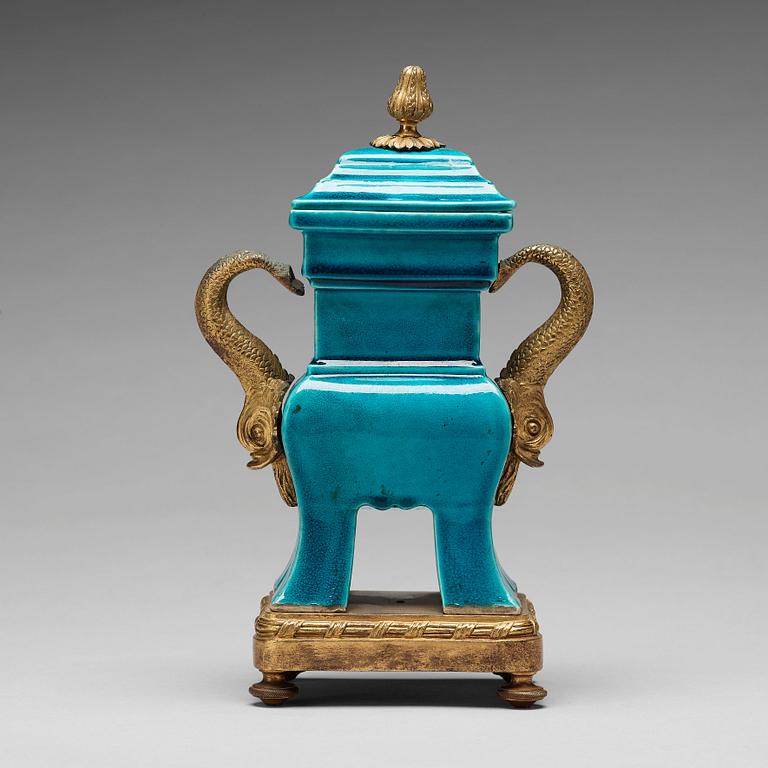 A turquoise glazed 'ding' vase with cover, Qing dynasty, Kangxi (1662-1722).