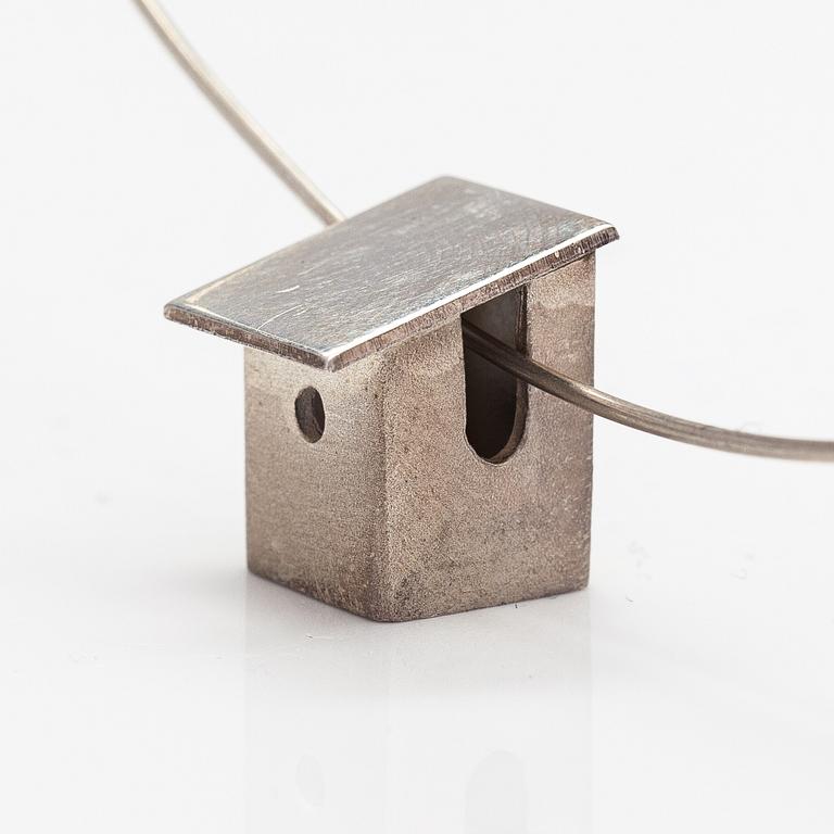 Pekka Piekäinen, A sterling silver necklace "Bird house". Platinoro, Turku 1999.