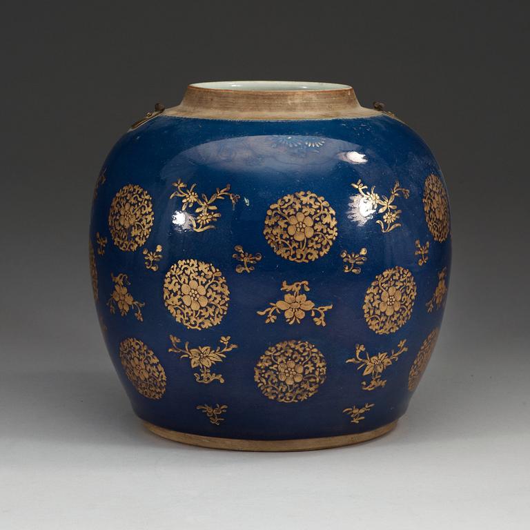 KRUKA, porslin. Qing dynastin, Qianlong (1736-95).