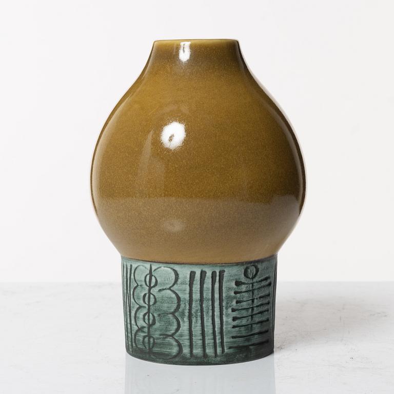 Lisa Larson, väggrelief samt vas, Gustavsberg.