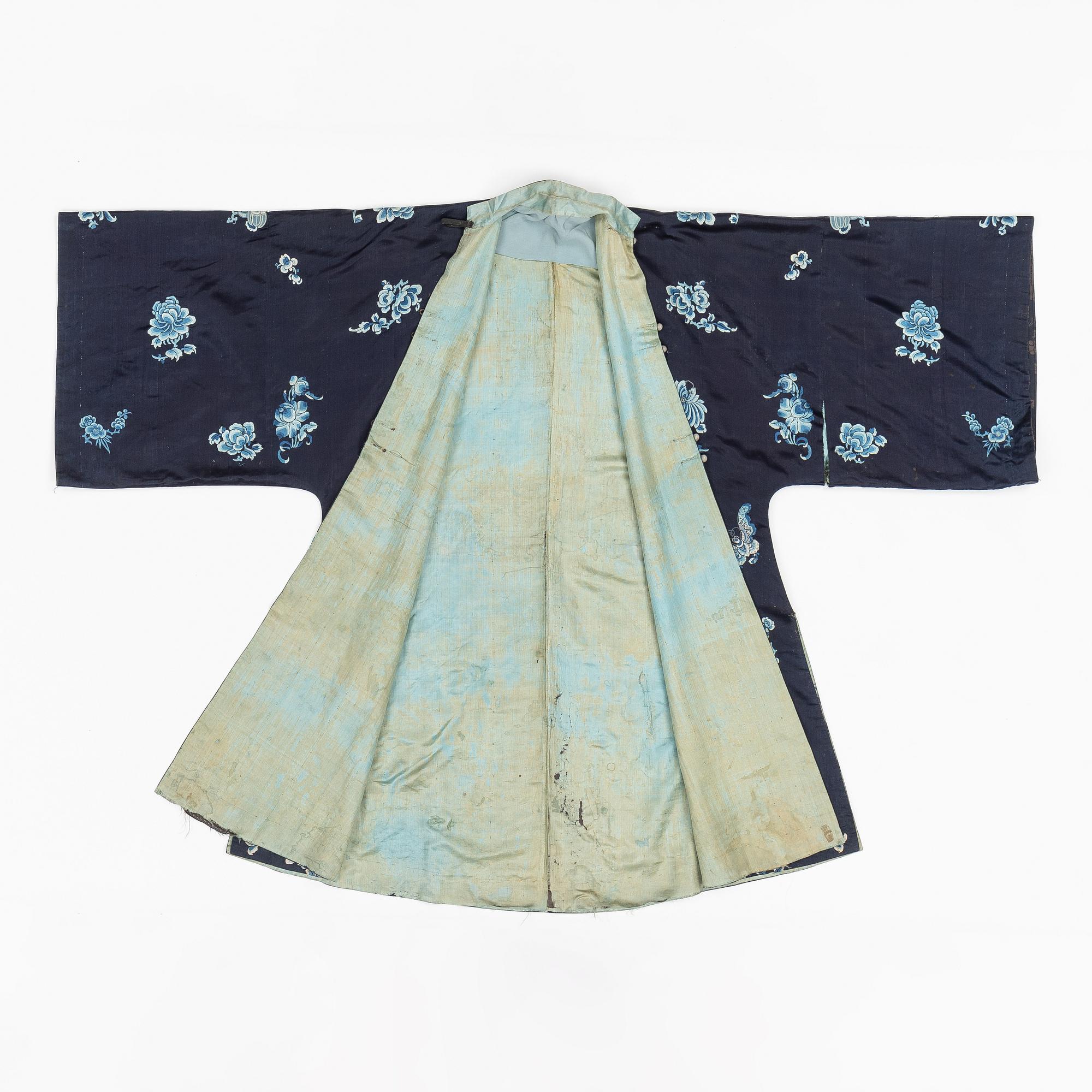 A Chinese silk robe, early 20th century.