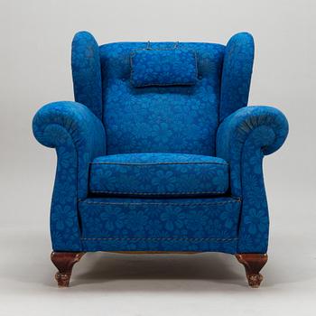 A mid-20th century armchair.