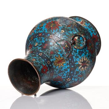 Kruka, Hu, cloisonné. Mingdynastin (1368-1644).