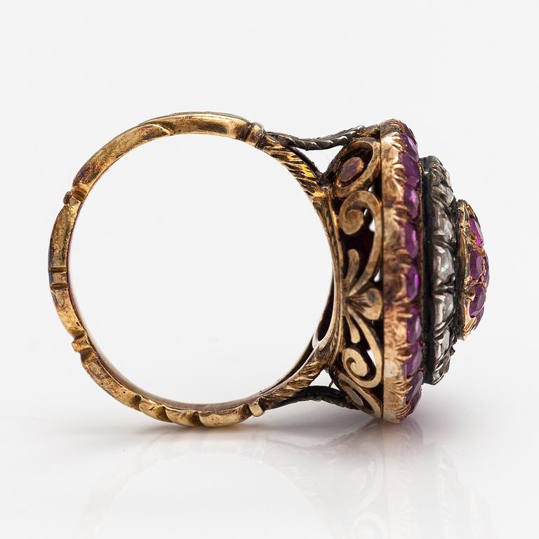 An 18K gold ring with rose-cut diamonds and rubies. Turn of the 20th century,