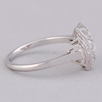 RING, Peruzzi- och åttkantslipade diamanter, platina. A. Tillander, Helsingfors.