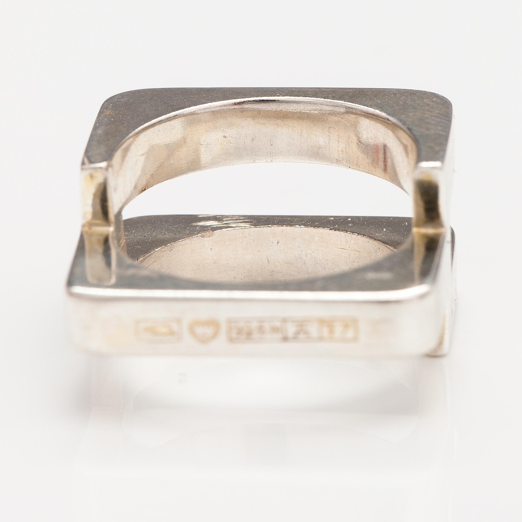 Pekka Piekäinen, Sormus, sterlinghopeaa. Auran kultaseppä, Turku 1972.