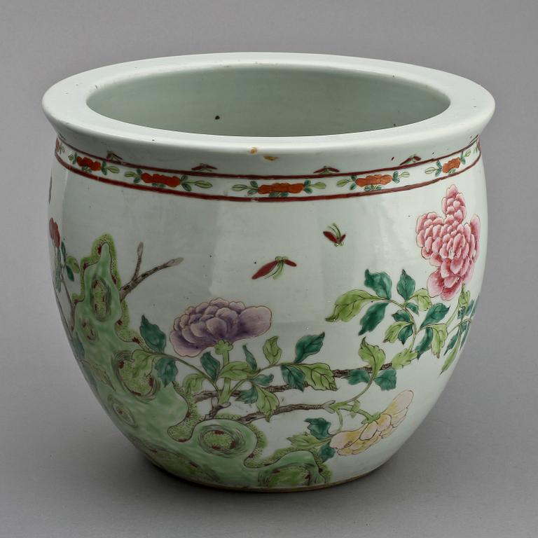 FISKBASSÄNG, porslin, Kina, 1900-talets första hälft.