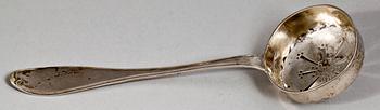 GRÄDDKANNA SAMT SOCKERSTRÖARE, silver, 1800-tal. Tot vikt ca 205,1g.