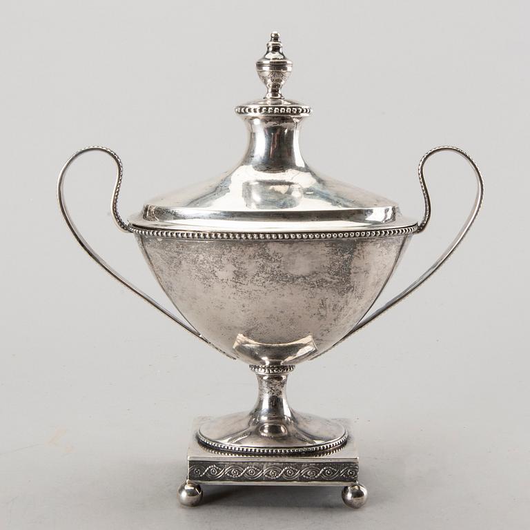 SOCKERSKÅL på FOT, silver, 1796, troligen Anders Risén, Göteborg. Vikt 600 gram.