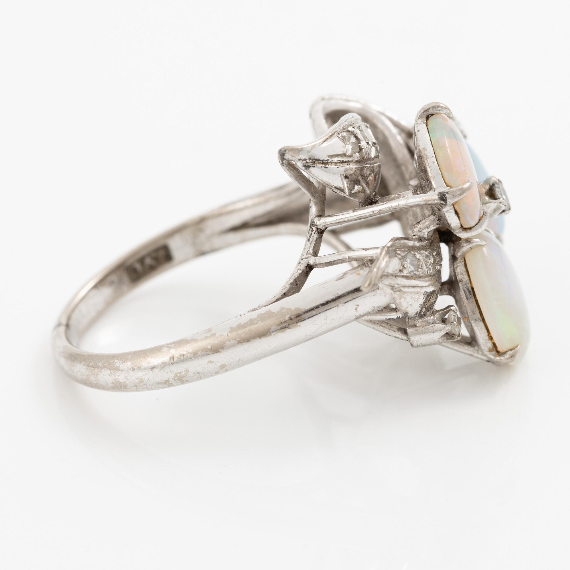 Ring, 14K vitguld med opaler och åttkantslipade diamanter.