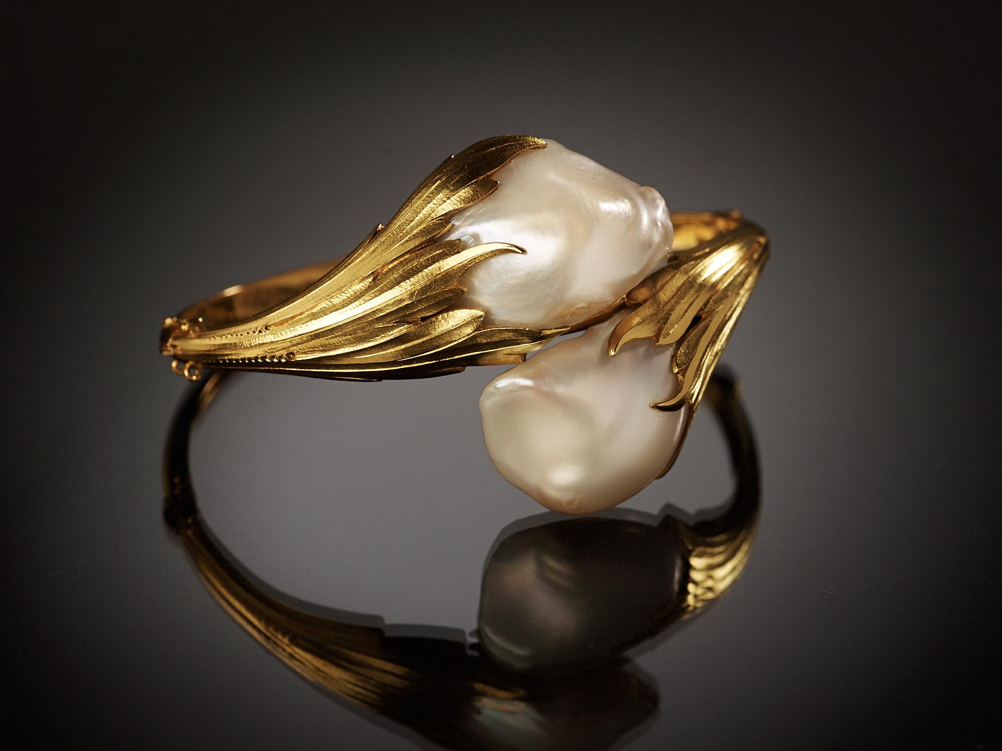 ARMBAND med barocka troligen naturliga pärlor. Tillverkat av Alexander Tillander.