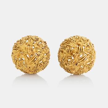 424. A pair of 18K gold earrings.