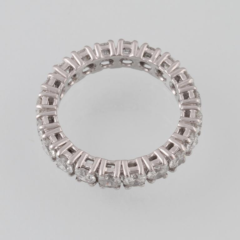RING, 18K vitguld med briljantslipade diamanter 2.65 ct, Milano, Italien. Vikt 4,1 gram.